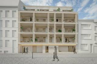 Op zoek naar een nieuwbouwappartement op een uitstekende locatie in Oostende? Residentie Lambert II wordt gerealiseerd in de Schipperstraat, op wandelafstand van onder meer de Visserskaai, het Mijnplein en het station.<br /><br />De residentie biedt een gevarieerd aanbod aan appartementen met één of twee slaapkamers. Bij het ontwerp staan wooncomfort, een functionele indeling en een aangename lichtinval centraal. Elk appartement beschikt bovendien over een zonnig terras, waardoor binnen- en buitenleven mooi in elkaar overvloeien.<br /><br />Ook op het vlak van energiezuinigheid is het project helemaal mee met zijn tijd. De combinatie van vloerverwarming en warmtepompen zorgt voor een comfortabel binnenklimaat en een efficiënt energieverbruik. Voor de afwerking zijn ruime budgetten voorzien voor onder andere keuken, badkamer en vloeren, zodat je de woning verder naar eigen smaak kunt personaliseren.<br /><br />Wie op zoek is naar extra ruimte kan kiezen voor één van de twee royale duplex penthouses. Daarnaast zijn er gelijkvloerse appartementen met bijzonder ruime terrassen, ideaal voor wie graag volop van het buitenleven geniet.<br /><br />Dankzij de centrale ligging en de verschillende woontypes is Residentie Lambert II geschikt als permanente woonst, tweede verblijf aan zee of vastgoedinvestering.