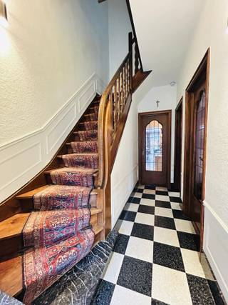 Menen - Ruime woning met garage en tuin te koop.Indeling:Inkomhal, woonkamers met eethoek, wasruimte, badkamer en grote garage1ste verdieping: 2de...