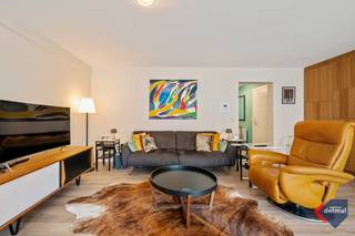 Ontdek dit lichtrijke en ruime appartement op de vierde verdieping van de verzorgde Residentie Soetelande, ideaal gelegen in het hart van Oostende. Met zijn twee volwaardige slaapkamers, praktische indeling en een gezellig terras aan de achterzijde, is dit de perfecte woonst of tweede verblijf aan zee. Dankzij de centrale ligging geniet u van het bruisende stadsleven van Oostende, terwijl het appartement zelf rust en comfort biedt. Interesse? Dit instapklare appartement is ideaal als vaste woonst, tweede verblijf of investeringsvastgoed. Maak vandaag nog een afspraak voor een bezichtiging!