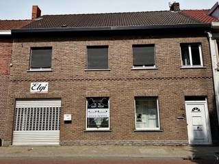 <p><span>Gebouw voor gemengd gebruik met handelsruimte, ruim atelier en woonst in het centrum van Hamme</span></p><p><span>In het centrum van Hamme bevindt zich dit </span><span>gebouw voor gemengd gebruik</span><span>, waarbij een handelsgedeelte en een ruim atelier worden gecombineerd met een volwaardige woonst op de bovenverdieping. Een interessante indeling voor wie </span><span>wonen en werken op één locatie</span><span> wil samenbrengen.</span></p><p><span>Op het </span><span>gelijkvloers</span><span> bevindt zich vooraan de winkel- of handelsruimte, met aansluitend een </span><span>ruim atelier</span><span>. Deze ruimtes bieden verschillende mogelijkheden voor een zelfstandige activiteit, handelszaak of andere professionele invulling.</span></p><p><span>Verder beschikt het gelijkvloers over een keuken, een apart toilet en een bureau. Dit bureau kan, afhankelijk van de gewenste invulling, ook als extra kamer worden gebruikt.</span></p><p><span>Achteraan het gebouw is er mogelijkheid om extra parkeerplaats te voorzien voor het handelsgedeelte.</span></p><p><span>De </span><span>eerste verdieping</span><span> vormt het woongedeelte van het pand. Hier bevindt zich een ruime en lichtrijke leefruimte met grote raampartijen, die rechtstreeks aansluit op de open keuken.</span></p><p><span>Op dezelfde verdieping bevinden zich </span><span>twee ruime slaapkamers</span><span>, een badkamer en een afzonderlijke douchekamer. </span></p><p><span>Achteraan is er een </span><span>compacte buitenruimte</span><span>.</span></p><p><span>Ook de </span><span>ruime zolderverdieping</span><span> biedt bijkomend potentieel. Mits de nodige inrichting kunnen hier nog </span><span>twee extra slaapkamers</span><span> worden gecreëerd.</span></p><p><span>Bij deze eigendom hoort nog een aparte garage die gelegen is op de aanpalende eigendom.</span></p><p><span>Troeven:</span></p><ul><li><span>Gebouw voor gemengd gebruik</span></li><li><span>Centrale ligging in Hamme</span></li><li><span>Winkel- of handelsruimte op het gelijkvloers</span></li><li><span>Ruim atelier</span></li><li><span>Mogelijkheid om wonen en werken te combineren</span></li><li><span>extra keuken, toilet en bureau op het gelijkvloers</span></li><li><span>Voldoende parkeergelegenheid aan achterkant van gebouw</span></li><li><span>Volwaardig woongedeelte op de eerste verdieping</span></li><li><span>Ruime, lichtrijke leefruimte met open keuken</span></li><li><span>2 ruime slaapkamers</span></li><li><span>Badkamer en aparte douchekamer</span></li><li><span>Ruime zolder met mogelijkheid tot 2 bijkomende slaapkamers</span></li><li><span>extra garage </span></li></ul><p><span>Een pand met een duidelijke combinatie van </span><span>professionele ruimte en privéwoonst</span><span>, geschikt voor wie zijn handels- of beroepsactiviteit graag dicht bij huis organiseert.</span></p><p><span>Interesse? Neem contact op voor meer informatie of plan een bezoek in.</span></p>