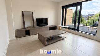 **Lichtrijk nieuwbouwappartement met ruim terras en ondergrondse parking**<br /><br />**Vraagprijs: €209.000 inclusief 21% btw**<br />Geen bijkomende verkooprechten van 2% of 12% verschuldigd.*<br /><br />Centraal wonen en toch genieten van rust en privacy? Hier krijg je het beste van beide werelden ✨<br /><br />Dit moderne appartement bevindt zich in een kleinschalig gebouw met slechts acht appartementen. Doordat er maar twee appartementen per verdieping zijn, geniet je hier van extra rust en privacy.<br /><br />Binnen word je verwelkomd in een aangename, lichtrijke leefruimte met open keuken. Verder beschikt het appartement over één slaapkamer, een badkamer uitgerust met een inloopdouche, lavabo en toilet en een praktische berging.<br /><br />Een grote troef is het terras aan de achterzijde van het gebouw. Hier zit je rustig en weg van de drukte, ondanks de bijzonder centrale ligging.<br /><br />Ook technisch is het appartement voorzien van hedendaags wooncomfort, met een verwarmingsinstallatie van Vaillant, een ventilatiesysteem D en zonnepanelen. Het EPC is momenteel in opmaak.<br /><br />**Alles op wandelafstand**<br /><br />Het appartement bevindt zich midden in het commerciële centrum van Maasmechelen. Winkels, supermarkten, horeca, openbaar vervoer en andere dagelijkse voorzieningen liggen werkelijk allemaal op wandelafstand.<br /><br />Ook praktisch zit het helemaal goed: een ondergrondse parkeerplaats en een privatieve kelderberging zijn inbegrepen in de verkoopprijs.<br /><br />**Zelf bewonen of investeren?**<br /><br />Het appartement is momenteel verhuurd en vormt daardoor een interessante opportuniteit voor investeerders die meteen willen starten met een lopende huuropbrengst.<br /><br />Wil je het appartement liever zelf bewonen? We informeren je graag transparant over het lopende huurcontract en de opzegmogelijkheden. <br /><br />Zo is dit appartement zowel interessant als eigen woonst als voor wie op zoek is naar een slimme vastgoedinvestering op een centrale locatie.<br /><br />**Extra interessant aan deze verkoopprijs**<br /><br />De vraagprijs van €209.000 is reeds inclusief 21% btw. Er komen dus geen bijkomende verkooprechten van 2% of 12% bovenop.<br /><br />**Troeven op een rijtje 👇**<br /><br />✔ Kleinschalig gebouw met slechts 8 appartementen<br />✔ Slechts 2 appartementen per verdieping<br />✔ Veel rust en privacy<br />✔ Lichtrijke leefruimte met open keuken<br />✔ 1 slaapkamer<br />✔ Badkamer en apart toilet<br />✔ Praktische berging in het appartement<br />✔ Terras aan de achterzijde<br />✔ Verwarmingsinstallatie van Vaillant<br />✔ Ventilatiesysteem D<br />✔ Zonnepanelen<br />✔ Lift aanwezig<br />✔ Ondergrondse parkeerplaats inbegrepen<br />✔ Privatieve kelderberging inbegrepen<br />✔ Centrale ligging in het commerciële centrum van Maasmechelen<br />✔ Alle dagelijkse voorzieningen op wandelafstand<br />✔ Momenteel verhuurd: onmiddellijke huuropbrengst<br />✔ Informatie over het huurcontract en de opzegmogelijkheden beschikbaar<br />✔ Interessant als eigen woonst én als investering<br />✔ EPC in opmaak<br />✔ €209.000 inclusief 21% btw<br /><br />Interesse? Neem gerust contact op voor meer informatie over het appartement, de huidige verhuursituatie of een bezoek ter plaatse.<br /><br />* Exclusief overige notaris-, akte- en eventuele kredietkosten.