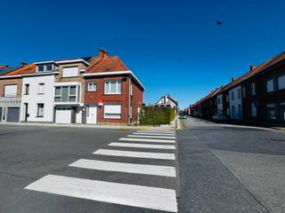 [[ DIT PAND NEEMT DEEL AAN DE ERA OPEN HUIZEN DAG OP 13/6 VAN 14:30 TOT 15:30 ]]
Op een gunstige locatie dichtbij het centrum van Wevelgem bevindt zich deze charmante hoekwoning met tuin en een afzonderlijke ruime garage.<br />De woning biedt veel mogelijkheden voor mensen die niet bang zijn om de handen uit de mouwen te steken. <br />Is deze woning iets voor jou? Neem dan zeker contact op!<br /><br /><strong>Indeling </strong><br />Inkom, eetkamer/woonruimte, keuken, afzonderlijk toilet<br /><br /><strong>1e verdiep </strong><br />badkamer, 2 slaapkamers, dressing/berging<br /><br />Zolder met mogelijkheid tot extra 2 slaapkamers, garage, kelder, tuinhuis <br /><br /><strong>Troeven </strong>
<ul><li>Gunstige ligging </li><li>garage </li><li>grote zolder</li><li>tuin</li></ul>
Renovatieplicht