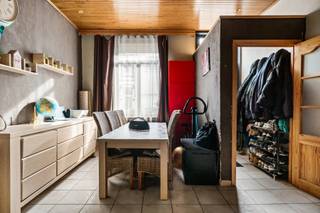 <strong>Welkom in de Spaarzaamheidsstraat in Willebroek, een rustige straat waar nummer 13 je aangenaam verwelkomt voor een bezoek.</strong><br /><br />Deze ruime rijwoning biedt tal van mogelijkheden en is ideaal voor wie op zoek is naar voldoende slaapkamers, een buitenruimte én een afgesloten garage.<br /><br />Bij het binnenkomen kom je terecht in de lichtrijke leefruimte waar openheid centraal staat. De open keuken zorgt voor een mooie connectie met de leefruimte, perfect voor gezellige familiemomenten. Achteraan heb je rechtstreeks toegang tot de tuin, waar bovendien een aparte bergruimte voorzien is.<br /><br />De ruime badkamer beschikt over zowel een bad als een douche en is uitgerust met aansluitingen voor wasmachine en droogkast.<br /><br />Op de eerste verdieping bevinden zich twee slaapkamers van ca. 14 m² en 16 m² (waarvan één doorloopkamer). Op de zolderverdieping vind je nog twee volwaardige kamers van ca. 15 m² en 13 m², ideaal als extra slaapkamers, bureau of hobbyruimte.<br /><br />De woning is volledig voorzien van dubbele beglazing en de elektriciteit is conform.<br /><br />Als extra troef is er een afgesloten garage van ca. 20 m², verplicht bij aan te kopen aan €25.000, en vlot bereikbaar om de hoek.<br />Een woning met ruimte, potentieel en een praktische indeling op een rustige locatie.<br /><br />Wg, vkr, Vg, overstromingsgevoelig gebied<br />Attesten zijn beschikbaar via onze website: https://jamar.immo/