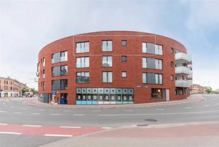 Newly built apartment in Residence Belle-Vue, located just behind Leuven station. The two-bedroom apartment is located on the top floor and has a beautiful view. Thanks to its excellent location, the apartment is an ideal base for people who want to use public transport, but also for those who prefer to travel by car, as it is close to the E314 motorway entrance and exit. Layout: Newly built apartment in Residence Belle-Vue, located just behind Leuven station. The two-bedroom apartment is located on the top floor and has a beautiful view. Thanks to its excellent location, the apartment is an ideal base for people who want to use public transport, but also for those who prefer to travel by car, as it is close to the E314 motorway entrance and exit. Layout: You enter the apartment through the entrance hall, which connects the living and sleeping areas, and leads to the living and dining room. This very spacious living and dining room has plenty of natural light and offers extremely pleasant views of Leuven at the front. Behind the dining area is a terrace where you can relax in the summer and enjoy views of Kessel-lo. Next to this is the open-plan, fully equipped, sleek kitchen, which is very comfortable. The other side of the apartment comprises two bedrooms and a pleasant bathroom with a sink and shower.<br />Location: Thanks to its excellent location, the center of Leuven, the train station, and the highway entrance are all easily accessible. The apartment also has a storage room/basement + optional underground parking space (75 €/month). Rent €1275 + €100 provision for communal costs. Utilities are individual.