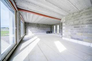 We Invest Malmedy biedt u dit nieuwe huis met omheinde schil aan, gelegen in het charmante dorpje Hedomont. Het ligt op een aangelegd terrein met alle essentiële voorzieningen. Dit sleutelproject omvat het perceel met zijn landschapsarchitectuur, een regenwatertank van 10.000 liter, een microzuiveringsinstallatie, een drainagesysteem en aansluitleidingen naar de straat. Water, driefasige elektriciteit, VOO- en Proximus-aansluitingen zijn al naar de straat gebracht en er is terrasbeplanting voorzien om meer privacy te garanderen. De bestrating aan de voor- en achterkant van het huis is voltooid. Indeling: BEGANE GROND: een hal, een toilet, een grote ruimte van meer dan 50m2 voor de woonkamer en keuken en een garage. 1e verdieping: een nachthal, een toilet, 2 slaapkamers, een badkamer en een master suite bestaande uit een slaapkamer, een kleedkamer en een doucheruimte. 2e verdieping: een zolder voor opslag. Wat de afwerking betreft, heb je de vrijheid om deze aan je eigen smaak aan te passen. Je kunt ook een beroep doen op de bouwer om een huis te creëren dat helemaal bij jou past. Dit is een unieke kans om je eigen huis op maat te bouwen, terwijl je profiteert van een goed ontwikkeld en gestructureerd project.