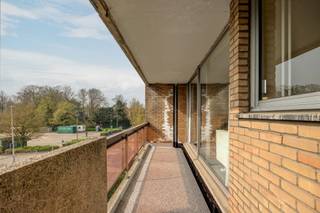 <p>Dit appartement is gelegen op de tweede verdieping van een verzorgd gebouw met lift, aan de Hovesesteenweg in Boechout.</p>
<p>Bij binnenkomst kom je in een ruime inkomhal die toegang biedt tot de verschillende ruimtes. De lichtrijke woonkamer, met toegang tot het aangenaam terras, sluit naadloos aan op de keuken. Deze is uitgerust met een praktische, kleine berging. Verder beschikt het appartement over twee volwaardige slaapkamers, een apart toilet en een badkamer die in 2025 nog werd aangepast. Daarnaast is er nog een extra berging aanwezig in het appartement.</p>
<p>Extra opslagruimte is voorzien via een privatieve kelderberging.</p>
<p>Het appartement dient opgefrist te worden, maar beschikt wel over conforme elektriciteit. In het gebouw werden reeds belangrijke werken uitgevoerd, waaronder de vernieuwing van het dak.</p>
<p>Bij het appartement hoort bovendien een ondergrondse staanplaats, dewelke inbegrepen is in de prijs.</p>
<p><strong>Enkele troeven op een rij:<br /></strong>✔️ Conforme elektriciteit<br />✔️ Ondergrondse staanplaats inbegrepen<br />✔️ Gunstige ligging<br />✔️ Dak van het appartementsgebouw werd reeds vernieuwd.</p>
<p>Plan jouw bezoek in via 0492 83 88 19 of jarno@groepvanhaute.be</p>