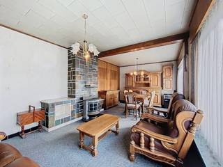 In Aalter op een perceel van 582m² vindt u deze te renoveren alleenstaande woning met 3 slaapkamers te koop. Scholen, winkels, openbaar...