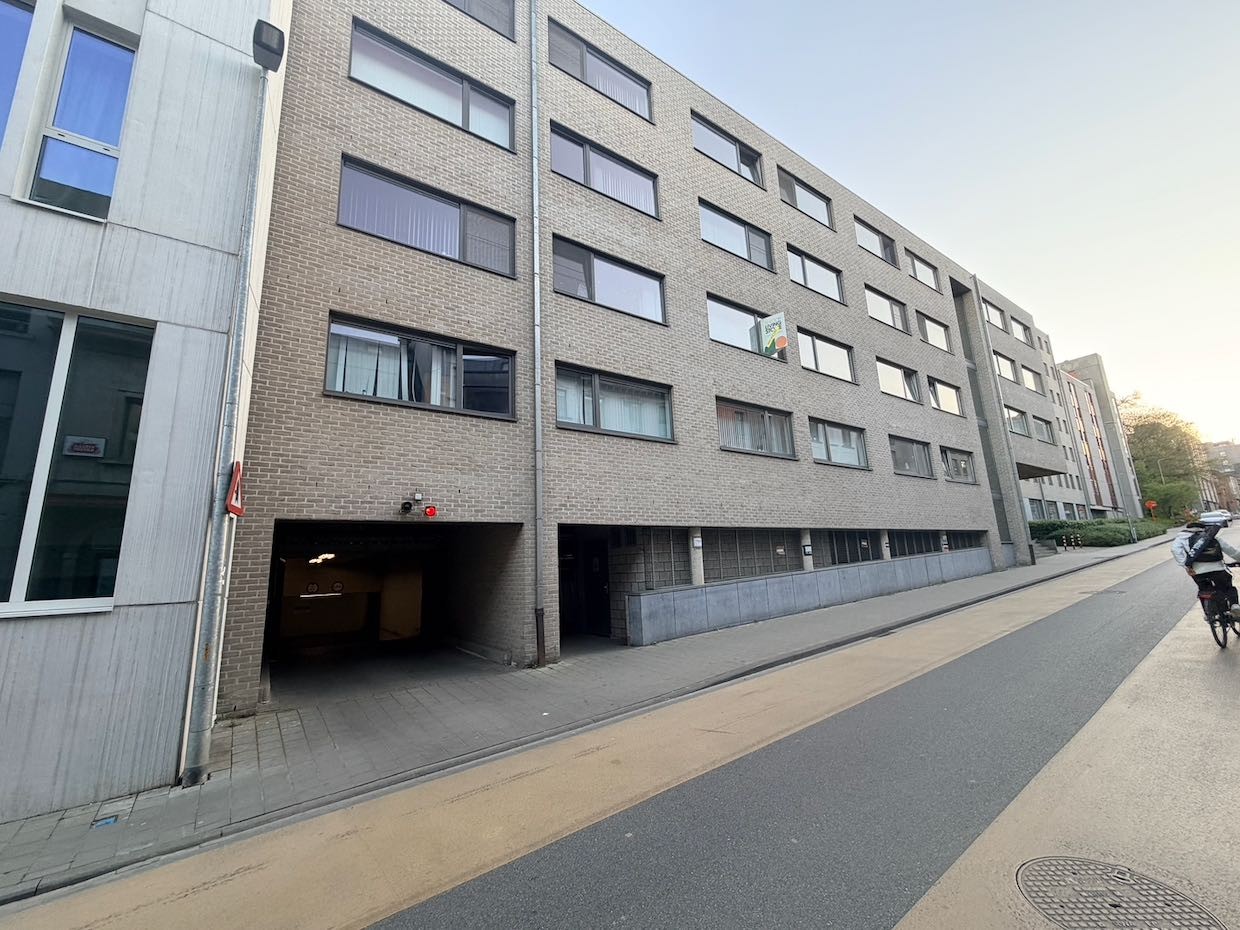 Overdekte staanplaats in recent gebouw - foto 4