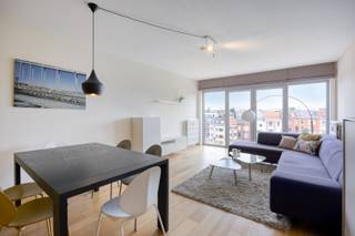 Dit lichtrijke appartement bevindt zich op de 5e verdieping en biedt een prachtig uitzicht over Leuven. Het appartement beschikt over een inkomhal, een apart toilet en een ruime leefruimte met een volledig ingerichte open keuken.<br /><br />Verder zijn er 2 slaapkamers, waarvan één toegang geeft tot een balkon. De badkamer is uitgerust met een bad met douchefunctie en een lavabo.<br />Er is nog een praktische berging met aansluiting voor een wasmachine/droogkast. <br /><br />De ligging vormt een extra troef: het appartement bevindt zich dicht bij de autosnelweg, het UZ Leuven en het station. Bovendien ligt het centrum van Leuven op wandelafstand, waardoor winkels, horeca en andere voorzieningen vlot bereikbaar zijn.<br /><br />Naast de maandelijkse huurprijs van het appartement wordt de ruime garage verplicht mee gehuurd voor € 75 per maand. De gemeenschappelijke kosten bedragen € 120 per maand. Daarnaast wordt een voorschot van € 75 per maand voor de nutsvoorzieningen aangerekend.<br /><br />Het appartement kan bemeubeld gehuurd worden.<br /><br />Onmiddellijk beschikbaar! <br /><br />Wenst u dit pand te bezoeken, contacteer ons!