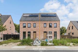 Voor meer info en foto’s, surf naar www.swevers.be – Deze gloednieuwe halfopen woning in Beringen combineert moderne architectuur met...