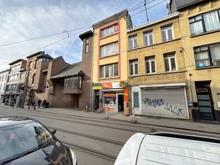 Dit opbrengsteigendom met handelsgelijkvloers en 3 appartementen te koop in het noorden van Antwerpen is gelegen aan de bruisende Dambruggestraat.In de nabije omgeving bevinden zich het Centraal Station en andere belangrijke invalswegen waardoor de bereikbaarheid gegarandeerd is. Indeling:Gelijkvloers: handelsruimte 71m²- winkel- terras van 15m²Eerste verdieping: appartement van 66m²- leefruimte- keuken- slaapkamer- badkamer met douche en toiletTweede verdieping: appartement van 66 m²- leefruimte- keuken- slaapkamer- badkamer met douche en toiletDerde verdieping: appartement van 51 m²- leefruimte met open keuken- 2 slaapkamers- badkamer met douche en toiletBijzonderheden:- rendement van 6,5%- individuele meters voor gas, water en elektriciteit- Positief advies voor vermoeden van vergunningEPC waarden:- handelsruimte: F-label- eerste verdieping: 327 kWh/m²- tweede verdieping: 365 kWh/m²- derde verdieping: 597 kWh/m²Het gebouw wordt te koop aangeboden voor een vraagprijs van 475.000 Euro.Bent u geïnteresseerd in een appartement of woning te koop in Antwerpen? Aarzel dan niet om ons te contacteren. Bestuursmaatregelen in het maatregelenregister: nee