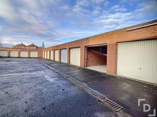 <p><span>Garage te huur vlakbij het station van Ieper!</span></p><p><span> </span></p><p><span>SPECIFICATIES</span></p><p><span>- Manuele poort</span></p><p><span>- Geen elektriciteit of water</span></p><p><span> </span></p><p><span>AFMETINGEN</span></p><p><span>Lengte</span><span>: 5,94m</span></p><p><span>Breedte</span><span>: 2,93 m (inrijbreedte: 2,25m)</span></p><p><span>Doorrijhoogte</span><span>: 1,82m</span></p>