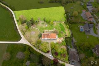 We Invest Hesbaye vous propose cette maison 4 façades située à Ville-en-Hesbaye, implantée sur une magnifique parcelle de plus de 9.000...