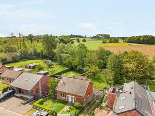 <p>Maison prête à emménager avec jardin plein sud près de Renaix<br />À proximité de Renaix, avec un accès rapide vers Brakel et à environ 1 heure de Bruxelles, découvrez cette maison prête à emménager offrant un jardin orienté plein sud et une vue dégagée sur les champs. Un cadre idéal pour allier tranquillité et accessibilité.<br />La maison propose une configuration pratique et modulable, adaptée à différents projets de vie. Au rez-de-chaussée, vous trouverez un hall d’entrée avec WC séparé, un séjour lumineux avec cuisine ouverte, deux chambres, un espace bureau et une salle de bains. Parfait pour une vie de plain-pied confortable.<br />À l’étage, une douche et un WC sont déjà installés, ainsi qu’un vaste grenier aménageable selon vos besoins (chambres supplémentaires, bureau, loisirs).<br />Le sous-sol complète l’ensemble avec une buanderie, de nombreux espaces de rangement et deux garages, dont un avec porte électrique et un pouvant accueillir deux véhicules.<br />À l’extérieur, profitez d’une agréable terrasse et d’un jardin plein sud avec une belle vue ouverte. Les panneaux solaires contribuent à une meilleure performance énergétique.<br />Un bien polyvalent, idéal pour familles, couples ou amateurs d’espace, dans un emplacement stratégique proche de Renaix et Brakel.<br />Cette annonce comprend certaines visualisations générées par IA.<br />À vendre via Immo Beguin, votre expert, avec des bureaux à Renaix, Waregem, Courtrai, Deinze, Tournai & Lessines<br />Plus d’infos ou planifiez votre visite : info@immobeguin.be</p>
