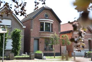 Karakteristieke en charmante eengezinswoning in de dorpskern van Pulderbos. <br />Deze instapklare woning gelegen in het door erfgoed Vlaanderen erkend beschermd dorpsgezicht valt op door zijn karakteristieke kenmerken. De woning ligt centraal in het dorpscentrum maar toch aan een rustige en doodlopende straat op het dorpsplein. <br /><br />Troeven van de woning: <br />Karakteristieke gevel omgeven door de oude dorpsbrouwerij, het oude gemeentehuis en de voormalige <br />bibliotheek van Pulderbos<br />De woning kreeg in 2020 een nieuw dak met isolatie. <br />Dubbele beglazing en aluminium raamwerk. Rolluiken boven.<br />Nieuwe keuken met afwasmachine.<br />Vernieuwde badkamer met toilet boven. <br />3 volwaardige slaapkamers. Uitgerust met airco. <br />Charmante, gezellige woning met veel mogelijkheden. <br />Gezellig dorpstuintje met veel groen.