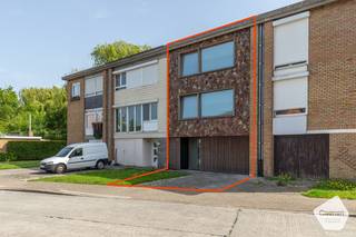 U kunt een BOD uitbrengen op deze woning, rekening houdend met de AANVANGSPRIJS van <strong>€ 395.000,00,</strong> elk hoger BOD wordt voorgelegd aan de eigenaars die al dan niet kunnen ingaan op dit aanbod.<br /><br /><strong>Energiezuinige woning op een toplocatie</strong> in het gegeerde Sint-Michiels. Deze instapklare woning combineert comfort , praktische indeling en tal van unieke snufjes die zorgen voor extra comfort. Bij het binnenkomen heeft U onmiddellijk een ruimtegevoel. Op gelijkvloers is een <strong>inpandige garage</strong> met bergruimte en technische ruimte. Op de eerste verdieping is er een lichtrijke leefruimte en ingerichte keuken, apart toilet en een ingemaakte kast. Op de tweede verdieping is de badkamer met douche, wastafel en hangtoilet tevens zijn er 2 slaapkamers aanwezig. <strong>De tweede slaapkamer kan opgesplitst worden</strong> tot waardoor er <strong>mogelijkheid is tot 3 slaapkamers.</strong> Buiten geniet U van een <strong>unieke, sfeervolle en groene tuin</strong> waar rust en privacy centraal staan. <strong>Het handige achterpoortje</strong> zorgt voor een vlotte toegang en maakt de tuin extra praktisch voor fietsen, tuinmateriaal of een ontspannen wandeling in de buurt. Er is een speelpleintje ook. Daarnaast beschikt de woning over heel wat leuke accenten die zorgen voor extra comfort, <strong>ruimtegevoel en een eigentijdse toets.</strong> Dit is een buitenkans voor wie op zoek is naar comfortabele woning in Sint-Michiels.<br /><br /><strong><u>Gelijkvloers:</u></strong>
<ul>
	<li>Inkomhal;</li>
	<li>Bergruimte/Technische ruimte;</li>
	<li>Inpandige garage;</li>
	<li>Magnifiek aangelegde tuin met terras die omgeven is het in groen;</li>
	<li>Achterpoortje / Uitweg;</li>
	<li>Waterverzachter;</li>
</ul>
<br /><strong><u>Eerste verdieping:</u></strong>

<ul>
	<li>Lichtrijke leefruimte;</li>
	<li>Ingerichte keuken voorzien van alle toestellen;</li>
	<li>Apart hangtoilet;</li>
	<li>Ingemaakte kast;</li>
</ul>
<strong><u>Tweede verdieping:</u></strong>

<ul>
	<li>2 slaapkamers;</li>
	<li>de tweede slaapkamer kan opgesplitst worden waardoor er mogelijkheid is tot 3 slaapkamers;</li>
	<li>Badkamer met inloopdouche, wastafel en toilet;</li>
</ul>
<strong><u>Troeven:</u></strong>

<ul>
	<li>Waterverzachter;</li>
	<li>Recente ketel;</li>
	<li>Regenwater voor de tuin;</li>
	<li>Goedgekeurde elektriciteit;</li>
	<li>Energielabel B;</li>
	<li>Mogelijkheid om op het gelijkvloers praktijk/bureau/nagelstudio/vrij beroep te voorzien;</li>
	<li>Veel unieke snufjes die U moet komen bekijken;</li>
	<li>Achterpoortje uitweg;</li>
</ul>
<br /><br />Meer informatie of een bezoek aan deze leuke woning? Contacteer ons via: <strong>oostkamp@caenen.be</strong><br /><br /><br /><br /> 