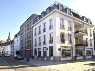 Indien interesse mail naar tinne.van.mechelen@hillewaere.be<br /><br />Ondergrondse staanplaats (nr. 77) gelegen in Residentie Jacobsmarkt pal in het centrum van Turnhout. Op wandelafstand van de Grote Markt. De parkeergarage is afgesloten met een automatische poort. De huurprijs bedraagt 100 €/maand + 20 €/maand servicekosten.