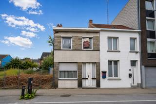 Bent u op zoek naar een woning met potentieel die u volledig naar eigen smaak en wensen kunt renoveren? Dan biedt deze eigendom gelegen te Kalkstraat 75, 9100 Sint-Niklaas een unieke kans voor wie op zoek is naar een pand met tal van mogelijkheden.<br /><br />Deze woning is bijzonder gunstig gelegen in het hart van Sint-Niklaas, op korte afstand van winkels, scholen, openbaar vervoer, horeca en alle dagelijkse voorzieningen. <br /><br />De woning dient echter volledig gerenoveerd te worden en biedt de ideale basis voor wie op zoek is naar een totaalrenovatie van A tot Z. Mits de nodige werken kan deze eigendom omgevormd worden tot een hedendaagse woning die volledig aansluit bij uw eigen woonwensen en stijl.<br /><br />Op het gelijkvloers beschikt de woning over een leefruimte en een aparte keuken, maar beide ruimtes zijn toe aan een grondige renovatie. Verder bevindt zich op het gelijkvloers nog een voorkamer die kan dienen als extra kamer, bureau of hobbyruimte.<br /><br />Op de eerste verdieping bevinden zich drie slaapkamers, die eveneens volledig aangepakt dienen te worden. Samen met de kamer op het gelijkvloers beschikt de woning over vier kamers, waardoor er verschillende mogelijkheden zijn voor gezinnen, starters of investeerders.<br /><br />Achteraan beschikt de woning over een kleine buitenkoer, een aangename extra buitenruimte.<br /><br />De woning beschikt over een EPC-label F, waardoor er rekening gehouden dient te worden met de nodige energetische renovatiewerken.<br /><br />Deze eigendom richt zich tot de koper die op zoek is naar een woning met een uitstekende ligging en de ambitie heeft om een pand volledig te transformeren. Dankzij de centrale ligging en het renovatiepotentieel vormt dit een interessante opportuniteit voor handige kopers, starters met renovatieplannen of investeerders.<br /><br />Bent u op zoek naar een renovatieproject waarbij u uw eigen droomwoning kunt creëren? Dan is deze woning zeker een bezoek waard.<br /><br />Dit pand is onderworpen aan de renovatieverplichting van de Vlaamse overheid voor residentiële gebouwen (behoudens bij sloop binnen 5 jaar na de aankoop). Consulteer voor meer informatie de website van het Vlaams Energie- en Klimaatagentschap via https://www.vlaanderen.be/een-huis-of-appartement-kopen/renovatieverplichting-voor-residentiele-gebouwen.