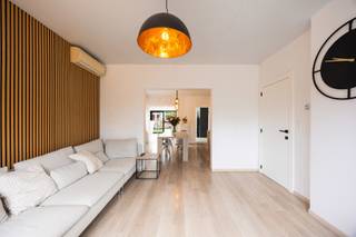 Op zoek naar een ruime, moderne gezinswoning op een uitstekende locatie? Deze instapklare open bebouwing te Herent biedt comfort, ruimte en bereikbaarheid.<br /><br />Met een bewoonbare oppervlakte van 183 m² op een perceel van 383 m² biedt deze woning alles wat een hedendaags gezin nodig heeft. Dankzij de kwalitatieve achterbouw geniet u van een bijzonder ruime en lichtrijke leefruimte met moderne open keuken, die naadloos aansluit op de eet- en zithoek. Een praktische bureauhoek maakt thuiswerken eenvoudig, terwijl de aparte berging/wasplaats extra functionaliteit biedt. De airconditioning zorgt het hele jaar door voor optimaal wooncomfort.<br /><br />Op de eerste verdieping bevinden zich drie slaapkamers met ingebouwde kasten en een verzorgde badkamer. Daarnaast biedt de zolder nog tal van mogelijkheden voor een extra slaapkamer, hobbyruimte of thuisbureau. Buiten geniet u van een volledig afgesloten tuin waar u in alle rust kunt ontspannen. Bovendien is de gehele woning voorzien van vliegenramen en rolluiken.<br /><br />Een bijkomende troef is de centrale ligging . Het station van Herent bevindt zich op korte afstand, Leuven ligt op slechts enkele kilometers fietsen en ook Brussel is vlot bereikbaar dankzij de nabijliggende fietssnelweg. Scholen, supermarkten en sportfaciliteiten bevinden zich in de onmiddellijke omgeving, wat van deze woning een ideale uitvalsbasis maakt voor gezinnen en pendelaars. Kortom, een charmante en eigentijdse woning met alle hedendaagse comfort op een absolute toplocatie!