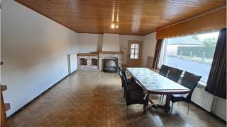 Deze <strong>vrijstaande woning</strong> met <strong>4 slaapkamers </strong>en <strong>dubbele garage</strong>  is rustig en landelijk gelegen in <strong>Zwevezele</strong>, nabij invalswegen en diverse winkels.<br />+ Met mogelijkheid tot bijhuren van een weide  <br /><br />Omvat een inkom, voorplaats, woonkamer, eetplaats, keuken, 4 slaapkamers, badkamer met ligbad douche combi, buitenberging, een lange oprit naar een dubbele garage ( 42m²), ook geschikt als opslagplaats.<br />#leukwonen #zwevezele #wingene<br /><br />Onmiddellijk vrij!