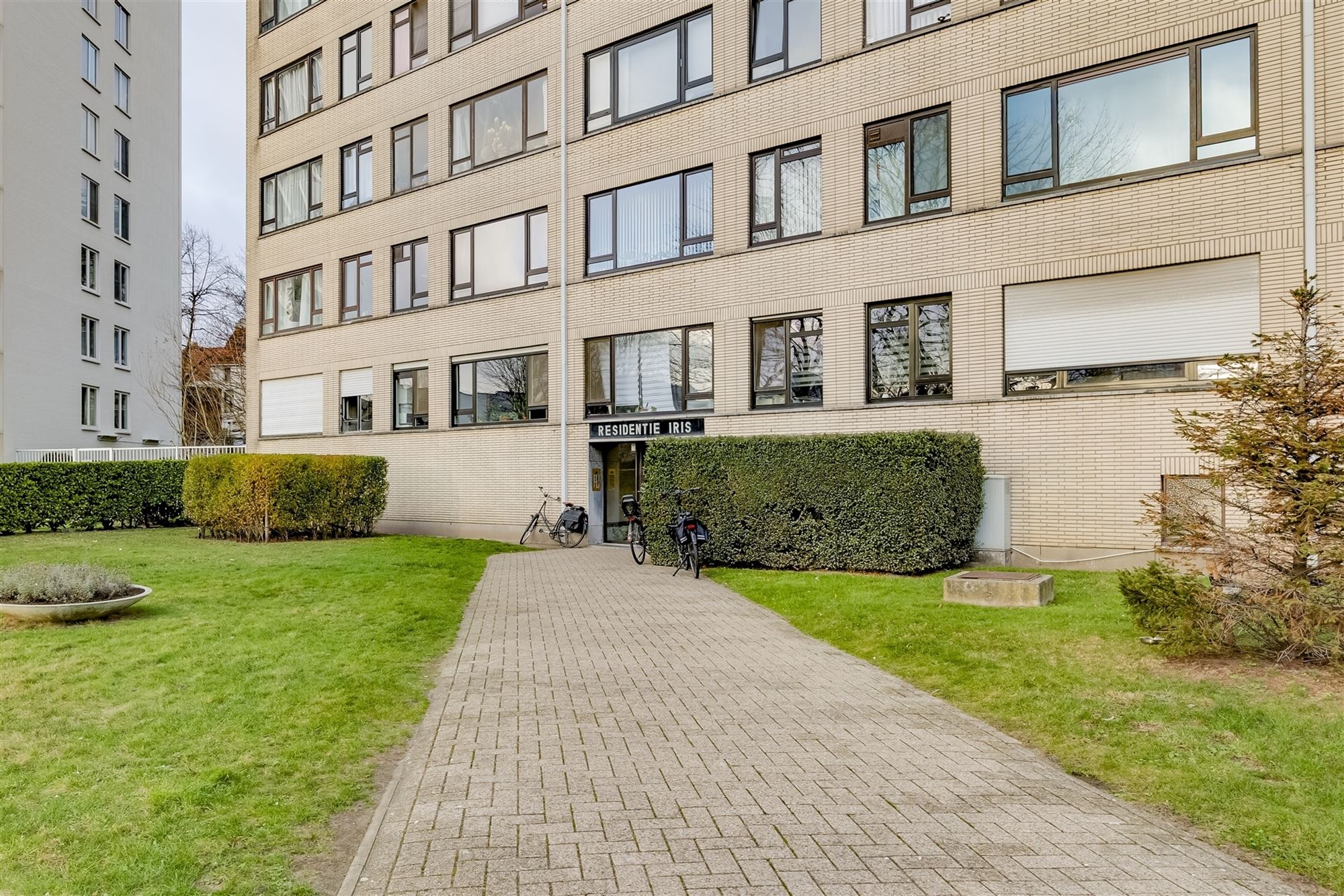 Appartement met 2 slaapkamers en terras. Parking mogelijk. - foto 5