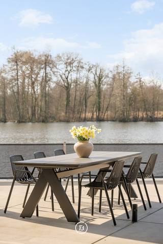 Waar de meeste eigendommen er uitkijken op het Donkmeer, leeft deze eigendom er letterlijk mee.<br /><br />Gelegen op een perceel van ca. 760 m², in eerste lijn aan het water, combineert deze uitzonderlijke eigendom een privatief ponton, ca. 245 m² terrassen en panoramische zichten met een zeldzaam ontwikkelingspotentieel.<br /><br />De huidige indeling omvat een ruime residentiële entiteit, meerdere bijkomende woonunits en een afzonderlijk appartement. Hierdoor leent de eigendom zich niet alleen voor exclusief wonen, maar biedt ze ook interessante mogelijkheden voor een B&B, logies, een gastronomisch restaurant, private dining, een eventlocatie of een combinatie van wonen en ondernemen (onder voorbehoud van de nodige vergunningen).<br /><br />Extra troeven:<br />• eerste lijn aan het Donkmeer<br />• privatief ponton met aanlegmogelijkheid<br />• ca. 245 m² terrassen<br />• inpandige garage voor twee wagens<br />• meerdere privatieve parkeerplaatsen<br />• mogelijkheid tot bijkomende bouwlaag volgens de geldende stedenbouwkundige voorschriften<br /><br />Een uitzonderlijke opportuniteit voor ondernemers, investeerders en visionaire kopers die dromen van een exclusief hospitalityproject op een van de meest iconische locaties van het Donkmeer.