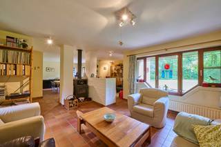 Ruime villa met tal van mogelijkheden op 38 areDeze ruime villa met veel mogelijkheden is gelegen nabij het centrum in een prachtige groene omgeving...