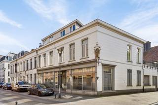 Zeer ruim en multifunctioneel pand (Momenteel handelspand met woonst) in het hart van Turnhout<br />Mogelijkheid tot ombouwen naar meerdere appartementen | 5 slaapkamers | Centrale ligging<br /><br />Dit prachtige pand is gelegen op 50m van het Kasteel van de Hertogen van Brabant.<br /><br /><span><strong>Indeling</strong></span>:<br /><strong>Het handelspand</strong> is bereikbaar via de Warandestraat nummer 23 en heeft een zeer mooie en brede vitrine. Hierdoor heeft het verschillende mogelijkheden zoals horeca of kantoren.<br />Gelijkvloers beschikken we over gescheiden toiletten voor mannen en vrouwen, een keuken, berghok en terras.<br />Tevens is er een ruime kelder voorzien.<br /><br /><strong>De woning</strong> deelt een gemeenschappelijke ingang (via 't Muurke 1) met het ondergelegen handelspand. Hier vinden we nog de toegang tot de kelder en een aparte bergplaats voor de vuilbakken.<br /><br />Eenmaal op de 1e verdieping treffen we de leefruimte, keuken, 3 slaapkamers, apart toilet en de badkamer met douche, bad en dubbele wastafel in meubel. De keuken is volledig ingericht en geeft toegang tot het dakterras achteraan. De hoge plafonds, oude parket en mooi binnenschrijnwerk stralen authenticiteit van een klassiek herenhuis uit.<br /><br />Op verdieping 2 bevinden zich nog 2-3 slaapkamers en 2 grote zolderruimtes. 1 van deze slaapkamers heeft reeds voorzieningen voor het maken van een 2e badkamer.<br /><br /><span><strong>Algemeen</strong></span>:<br />* Mogelijkheid tot opdelen in verschillende appartementen<br />* Zeer ruim handelspand op TOP-locatie in Turnhout<br />* Bovenliggend appartement met 5 slaapkamers en ruim terras