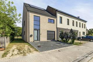 <strong>RUSTIG GELEGEN 3-GEVEL NIEUWBOUW MET 4 KAMERS, BERGING EN TUIN</strong><br /><br />Immo Van Middelem verkoopt deze aangename, nieuwbouw en rustig gelegen 3-gevelwoning met 3 kamers, garage, terras en tuin op een perceel van +/- 7 are te Meldert (Aalst). <br /><br />De indeling is als volgt: <br />- GELIJKVLOERS: inkomhal, eetplaats met toegang tot het terras en de tuin, ingerichte open keuken, WC, salon, ruime berging. <br />- 1ste VERDIEPING: nachthal, 4 slaapkamers, badkamer.<br />- ZOLDER: POTENTIEEL 2 EXTRA KAMERS (zolderluik dient nog geplaatst te worden). <br /><br />Warmtepomp<br />EPC: 34 kWh/m².jaar - Klasse A (UC: 2019154731). <br />vrij bij akte.