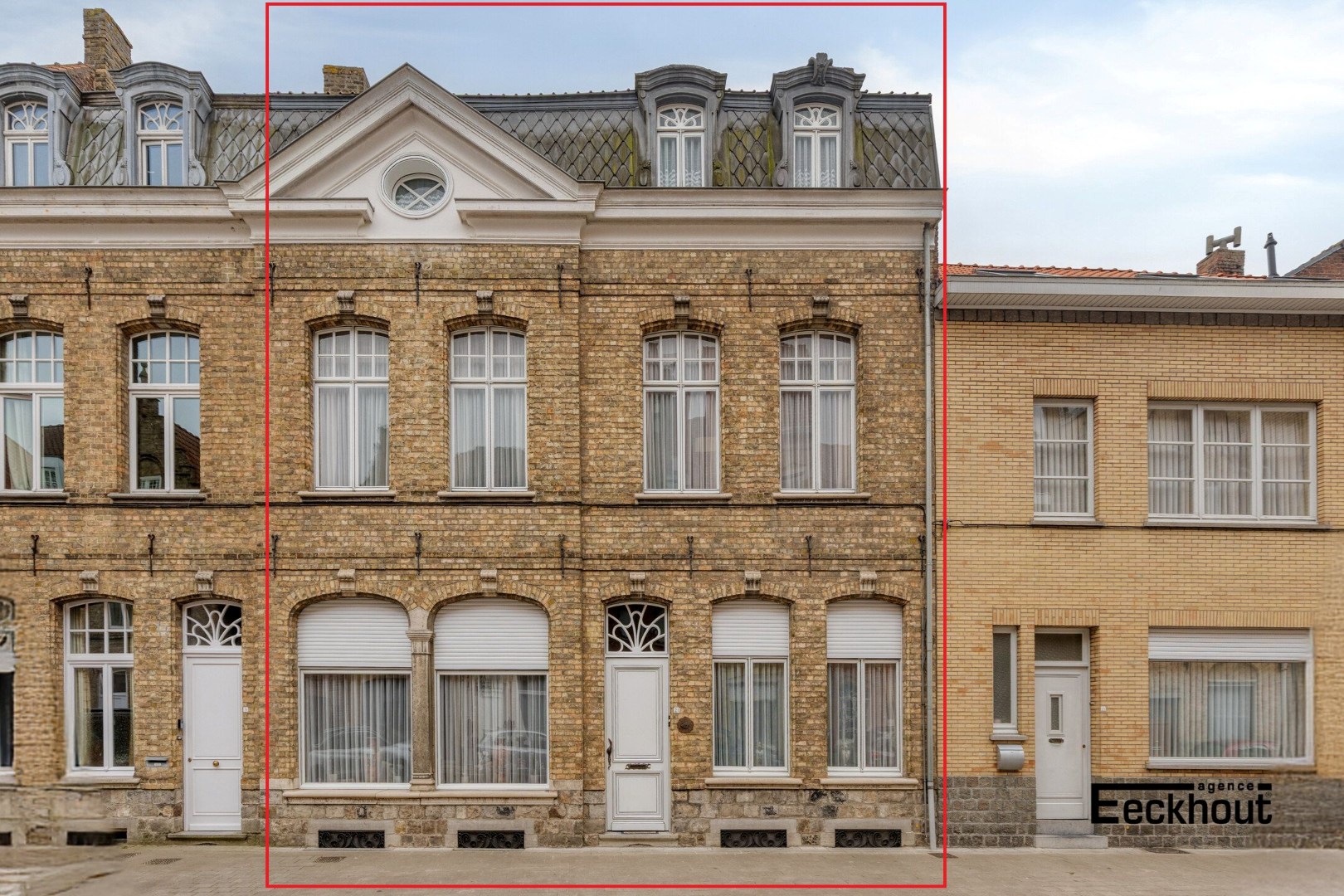 Karaktervol en statig herenhuis met stadstuin en achterhuis (incl. grote garage) in het centrum van Ieper! - foto 1
