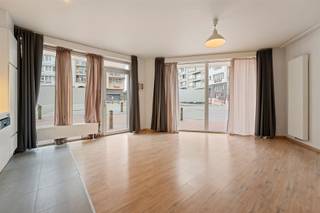 Centraal gelegen, lichtrijk duplex-appartement gelegen in een recent gebouw aan het Casinoplein van Blankenberge. Op de benedenverdieping:...