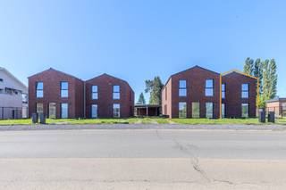 <strong>Nieuwbouwwoning met 3 slaapkamers in Opgrimbie</strong><br />Droom jij van een energiezuinige woning met alle comfort? Deze moderne halfopen bebouwing met 3 slaapkamers, gelegen aan de Weg naar Zutendaal in Opgrimbie (Maasmechelen), combineert hedendaagse architectuur met een doordachte indeling en een prachtige ligging vlakbij het Nationaal Park Hoge Kempen.<br /><br />De buitenwerken zijn bijna voltooid en de binnenafwerking gebeurt volledig in samenspraak met jou als koper. Bovendien zijn de afwerkingskosten inbegrepen in de verkoopprijs. <br /><br /><strong>Waarom kiezen voor deze woning?</strong><br />✔ Nieuwbouwwoning met drie slaapkamers en bureauruimte<br />✔ Energiezuinig en duurzaam gebouwd<br />✔ Volledig naar eigen smaak af te werken (keuken, badkamer, vloeren)<br />✔ Onderhoudsvriendelijke tuin met berging en overdekt terras<br />✔ Carport en ruime fietsenberging inbegrepen<br />✔ Hoog afwerkingsbudget <br />✔ Mogelijkheid tot aankoop in huidige staat (prijs bespreekbaar)<br /><br /><strong>Slim ingedeeld met aandacht voor licht en ruimte</strong><br />De woning omvat twee volwaardige bouwlagen met een ruime inkomhal, lichte open leefruimte met grote raampartijen, een volledig uitgeruste keuken (keuzevrij), berging, gastentoilet en toegang tot het overdekte terras en de tuin. Op de bovenverdieping bevinden zich drie volwaardige slaapkamers, een aparte bureauruimte, een moderne badkamer en apart toilet.<br /><br />De carport en extra berging zorgen voor praktische opbergruimte voor fietsen, tuinmateriaal of hobby’s.<br /><br />Als koper van één van deze woningen, kan je binnen vooraf bepaalde inrichtingsbudgetten zelf een keuken, badkamer en tegelvloer kiezen bij de daarvoor aangeduide toonzaal. <br />Zo kan je als koper kiezen voor een interieur dat tot in detail is afgewerkt en past binnen uw woonbehoefte.<br /><br /><strong>Wonen in Opgrimbie</strong><br />Opgrimbie staat gekend als een van de meest natuurrijke en rustige wijken van Maasmechelen. Hier woon je in het groen, met de toegangspoorten tot het Nationaal Park Hoge Kempen op wandel- of fietsafstand. Tegelijk geniet je van een uitstekende bereikbaarheid:<br />Maasmechelen, Zutendaal, Lanaken en Genk zijn vlakbij<br />Via de E314 ben je in geen tijd in Hasselt of Maastricht<br />Alle voorzieningen zoals winkels, scholen, kinderopvang en recreatie (o.a. Maasmechelen Village) bevinden zich in de directe omgeving<br /><br /><strong>Kosten & fiscaliteit</strong><br />De verkoop gebeurt onder het btw-stelsel: de vermelde prijs is exclusief 21% btw op de constructiewaarde. Op de grondwaarde zijn nog registratierechten van 12% van toepassing.<br /><br /><em>Mogelijk onder 6% btw-tarief!</em><br />Goed nieuws voor kopers: onder bepaalde voorwaarden kom je mogelijks in aanmerking voor het verlaagde btw-tarief van 6% (in plaats van 21%) op de constructie. Contacteer ons gerust voor meer informatie over deze interessante fiscale kans.<br /><br /><strong>Extra informatie</strong>
<ul>
<li>Downloads beschikbaar: inplantingsplan & woningplannen</li>
</ul>
<br />Meer weten of graag een bezoek inplannen?<br />Bel ons op <span><strong>089 23 44 22</strong></span> of mail naar <span><strong>info@immoverslegers.com</strong></span> voor een afspraak of bijkomende informatie.<br />