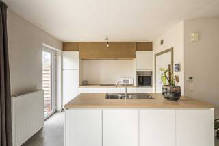 Instapklare &amp; energiezuinige halfopen woning, gelegen in een rustige straat, met 3 slaapkamers in hartje Handzame. Dit met een mooie aangelegde tuin + tuinhuis en uitzicht op groen in de achtertuin.<br /><br />Deze woning ligt dicht bij diverse nutsvoorzieningen zoals winkels, lagere school,… en ligt op +- 10 minuten fietsafstand van station Kortemark.<br /><br />De benedenverdieping is een ruime, lichtrijke leefruimte met open keuken en berging.<br />De bovenverdieping beschikt over 3 slaapkamers, badkamer met ligbad, inloopdouche, 2 wasbakken &amp; een apart toilet.<br /><br />De zolder werd omgevormd tot een bruikbare kamer met 2 veluxen voor maximaal daglicht. Deze heeft potentieel om om te vormen tot volwaardige extra ruimte met vaste laddertrap.<br /><br />De tuin is reeds afgewerkt met achteraan een overdekt zonneterras en aansluitend een tuinhuis met zadeldak, die de optie voor extra berging biedt.<br />