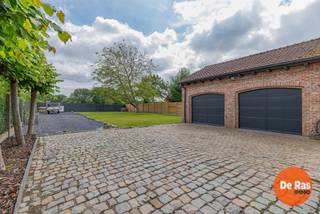 HAALTERT - Deze schitterende, rustieke, open Bebouwing wordt verkocht in het landelijke Haaltert. Op een perceel van 1100m², met een bewoonbare oppervlakte van bijna 300m².<br /><br />De woning situeert zich in het groene gedeelte van de gemeente, vlakbij de Vallei van de Molenbeek en natuurgebied Den Dotter, dichtbij invalswegen richting Aalst en Geraardsbergen. In de nabijheid van openbaar vervoer en het station van Haaltert.<br /><br />Naar indeling toe treffen we op het gelijkvloers een grote inkomhal met toegang tot het gastentoilet, woonkamer en bureauruimte. De woon- en eetkamer is enorm ruim en lichtrijk en omvat een schitterende balkenstructuur in het dak, mooie landelijke keuken met grote bijkeuken en dubbele inpandige garage, er is een droge kelder van 55m².<br />De bovenverdieping bevat 3 grote slaapkamers, grote ontspanningsruimte met zicht op de woonkamer, nieuwe badkamer met inloopdouche en 2de toilet. Naast de grote oprijlaan beschikt de woning ook over verschillende terrassen in voor -en achtertuin.<br /><br />Het EPC is momenteel label F, maar kan met een kleine ingreep in de verwarming (Warmtepomp L/L) naar een label D gebracht worden (simulatie aanwezig).<br />Deze woning is zeker een bezoekje waard als je op zoek bent naar ruimte, rust en comfort.<br /><br />Neem gerust contact op met ons kantoor voor een afspraak via 053/60.65.60