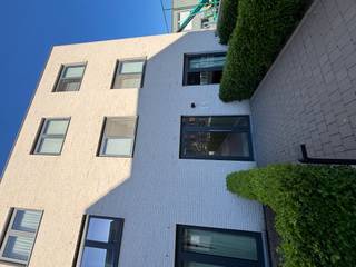 Menen - Lichtrijk appartement met 2 slaapkamers te huur.Indeling:Inkom, toilet, badkamer, 2 slaapkamers, woonkamer met luxe open keuken.+ Inclusief...