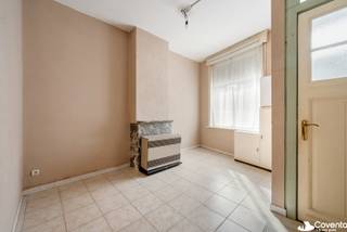 Centraal gelegen woning te koop in Roeselare met 2 slaapkamers en terras.<br /><br />Op zoek naar een centraal gelegen woning in Roeselare? Deze woning in de Molenstraat 8 beschikt over twee slaapkamers, een koer/terras en een zolderverdieping bereikbaar via een vaste trap.<br /><br /><u>Op het gelijkvloers</u> vindt u een inkomhal met een voorplaats die als salon kan worden ingericht, en een kelder. De woonkamer sluit aan op de keuken met ontbijthoek. Vanuit de keuken heeft u toegang tot de koer/het terras.<br /><br /><u>Op de eerste verdieping</u> leidt de nachthal naar twee slaapkamers en een badkamer met toilet en bad. Een vaste trap geeft toegang tot de zolderverdieping, die extra ruimte biedt.<br /><br />Wilt u deze woning te koop in het centrum van Roeselare ontdekken? Neem contact op voor meer informatie of een bezichtiging.<br /><br />EPC label F