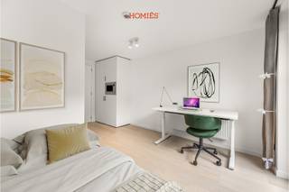 In de Ravenstraat 64 vinden we dit kleinschalig, volledig gerenoveerd studentengebouw met hoogwaardige afwerking en EPC A voor alle entiteiten. Unit 0001 is een lichtrijke studentenkamer met eigen sanitair van ca. 16 m², aangevuld met een uitzonderlijk privéterras van ca. 12 m² aan de rustige achterzijde op het gelijkvloers. De kamer beschikt over een volwaardige badkamer met douche, toilet en lavabo, evenals een praktische ingebouwde kast met koelkast, combi-oven, kleerkast en extra opbergruimte. Verder worden een boxspring (140×200), bureau en bureaustoel voorzien. De twee kamers met eigen sanitair delen een volledig uitgeruste gemeenschappelijke keuken met vaatwasser, aangevuld met een gezellig gemeenschappelijk terras achteraan. Een instapklare en energiezuinige investering op toplocatie, ideaal voor eigen studerende kinderen of als zorgeloze opbrengsteigendom. Heeft u vragen of zou u graag een bezoek inplannen? Aarzel dan niet om ons te contacteren via jef@homies.be of via 016 22 82 22. HOMIÉS, an Eye for Immo.