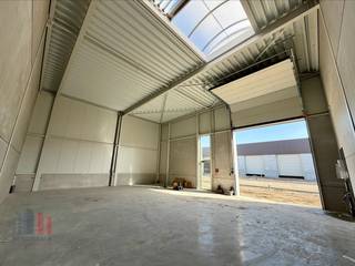 <strong>Nieuwbouw KMO-unit</strong> met een oppervlakte van <strong>154 m² </strong>te koop op de nieuwe bedrijvenzone <strong>"STADSBEEMD"</strong>. Grotere oppervlaktes zijn eveneens mogelijk. Strategisch gelegen nabij de bedrijvige Staatsbaan met een vlotte verbinding naar de E314 en het Klaverblad te Lummen.<br /><br />De hoogkwalitatieve <strong>casco magazijn</strong> (brandklasse C) met een <strong>vrije hoogte van 6 m</strong> is toegankelijk via een <strong>automatische sectionale poort </strong>(4,5 m H x 4  m B) en beschikt over een <strong>afzonderlijke toegangsdeur</strong>. De unit is volledig geïsoleerd en afgewerkt met een polybetonvloer met een draagkracht van <strong>1 t/m²</strong>. Verder is de ruimte uitgerust met een lichtstraat met rookluik.<br /><br />Tevens aanwezigheid van <strong>2 privatieve parkeerplaatsen</strong> en de mogelijkheid tot het plaatsen van een tussenvloer. Voorziene oplevering<strong> 05/2026</strong>. Ruime parkeer- en manoeuvreerruimte op de site.<br /><br />Contacteer<strong> PANORAMA B2B</strong> voor bijkomende inlichtingen, plannen of een vrijblijvend plaatsbezoek <strong>0474 17 17 15.</strong>