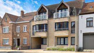 Mooi appartement gelegen in een recent gebouw (bouwjaar 2005) te Knokke- Westkapelle. Het appartement is volledig asbestveilig, het voldoet aan de huidige elektrische normen en het is energiezuinig met een B-label.<br /><br />Indeling: een ruime en lichtrijke woonkamer met een gezellige open haard, een open keuken volledig uitgerust met alle toestellen, een praktische berging met aansluiting voor de wasmachine en droogkast. Achteraan het appartement twee volwaardige slaapkamers, beide met toegang tot het zonneterras. Verder nog een badkamer met lavabo en inloopdouche en een apart gastentoilet.<br /><br />In het gebouw is er een gemeenschappelijke fietsenberging op het gelijkvloers. De residentie beschikt niet over een lift, wat resulteert in zeer lage syndickosten.<br /><br />Bezoeken? Graag na afspraak met Maxim Slabbinck op 0494/52.59.73