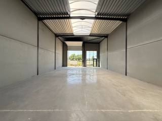 Ruime KMO-unit of showroom van 276 m² met 3 eigen parkeerplaatsen. Deze unit is ideaal voor bedrijven die een zichtlocatie zoeken om hun onderneming te profileren. Gelegen in Dentergem, centraal in de driehoek Tielt-Deinze-Waregem, profiteert deze locatie van een uitstekende bereikbaarheid en visibiliteit. Het magazijn heeft een vrije hoogte van 6 meter en beschikt over kwaliteitsvolle voorzieningen, zoals een lichtstraat met RWA-koepel en grote raampartijen, wat niet alleen de werkruimte aangenaam maakt, maar ook een perfecte gelegenheid biedt om een mezzanine in te bouwen voor extra kantoor- of showroomruimte.<br /><br />De unit wordt casco opgeleverd en maakt deel uit van de vierde fase van de prestigieuze<strong> KMO-ontwikkeling "RIVA."</strong> Deze nieuwe ontwikkeling omvat vier fasen en in totaal 26 units/showrooms, met oppervlaktes van 200 m² tot 373 m², en biedt mogelijkheden tot samenvoeging voor een ruimte van maar liefst 1.850 m². De loodsen zijn perfect geschikt voor uiteenlopende activiteiten, van opslag en productie tot commerciële toepassingen, waardoor ondernemers veel flexibiliteit hebben.<br /><br />Er is verder ook een mogelijkheid om in overleg zonnepanelen of laadpalen te plaatsen. Voor iedere unit zijn <strong>privatieve parkeerplaatsen</strong> voorzien, wat handig is voor zowel personeel als bezoekers.<br />Contacteer <strong>PANORAMA B2B</strong> voor gedetailleerde informatie, bouwplannen, of om een vrijblijvend bezoek te plannen via het nummer <strong>0477 02 09 02</strong>.