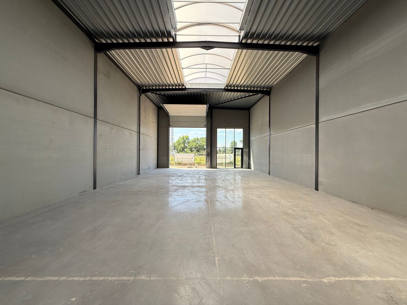 276 m² nieuwbouw KMO-unit/showroom met grote glaspartijen - photo 1