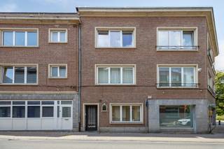 TE KOOP – Ruim 1-slaapkamerappartement met zonnig terras in het centrum van Hoeilaart
Ben je op zoek naar een instapklaar appartement met opfrismogelijkheden op een toplocatie? Dit gezellige en goed ingedeelde appartement in de Henri Caronstraat 12 bus 2 is ideaal voor starters, koppels of investeerders die willen wonen in het hart van Hoeilaart, met alle voorzieningen op wandelafstand.

Gelegen op de 1ste verdieping van een kleinschalige residentie, combineert dit appartement veel licht, ruimte en een royaal terras.

Indeling:
Lichtrijke woonkamer van 19 m² met directe toegang tot het terras

Functionele keuken van 9,1 m², uitgerust met keramisch kookvuur en oven

Ruime slaapkamer van 16,6 m²

Badkamer van 6,3 m² met ligbad/douchecombinatie, lavabo in meubel en aansluitingen voor wasmachine en droogkast

Terras van maar liefst 33,3 m², waarvan 6,9 m² overdekt en 26,4 m² open – perfect om buiten te genieten

Troeven:
Centrale ligging in het centrum van Hoeilaart

Grote slaapkamer en praktische indeling

Zonnig en ruim terras

Verwarming op aardgas met Bulex-condensatieketel 

PVC-ramen met dubbele beglazing

Beschikbaar bij akte

KI: €711

EPC: 20241112-0003443074-RES-1 – 152 kWh/m² – label B
Vraagprijs: €229.000

Wenst u een bezoekje te brengen aan dit appartement?
Aarzel dan niet om ons te contacteren op het nummer 02/731 07 07 of per e-mail via immo@home-consult.be.

