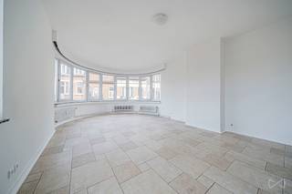 <p>Gelegen op de 2e verdieping van een karaktervol gebouw, biedt dit appartement een oppervlakte van ongeveer 121 m² (volgens EPC) en beschikt het over een zeldzame indeling met drie gevels, wat zorgt voor een constante natuurlijke lichtinval en een echt gevoel van openheid.</p>
<p>De zijgevels genieten van een aangename open ruimte, wat bijdraagt aan de lichtheid en het luchtige karakter van het geheel. De leefruimte van ongeveer 34 m² valt meteen op door haar ruime volumes en de afgeronde raampartij — een echte architecturale troef die de ruimte extra karakter geeft.</p>
<p>De open keuken zorgt voor een vloeiende, gezellige en functionele leefruimte, perfect geïntegreerd met de woonkamer.</p>
<p>Het nachtgedeelte, bereikbaar via een aparte gang, omvat twee comfortabele slaapkamers van ongeveer 18 m² en 12 m², een badkamer en meerdere ingebouwde opbergruimtes, ideaal voor een praktisch en aangenaam dagelijks leven.</p>
<p>Gelegen in een levendige en authentieke wijk van Schaarbeek, op korte afstand van het Helmetplein en zijn kwaliteitsvolle handelszaken.<br />Vlotte bereikbaarheid: tram 55 op ±500 m, buslijnen R26 en R27 op ±100 m.<br />Het Josaphatpark ligt op ongeveer 15 minuten wandelafstand — een echte troef voor ontspanning.</p>
<p>Een lichtrijk, ruim en karaktervol appartement dat liefhebbers van volume en persoonlijkheid zal aanspreken, in het hart van een dynamische stedelijke omgeving.</p>
<p>Zeker een bezoek waard.<br /><br />PEB: F <br />328 <span>kwh/m²/an </span></p>