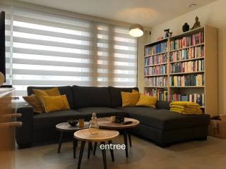 Op slechts 100m van het station en in het centrum van Lokeren vinden we dit modern, recent gebouwd appartement.<br />Het appartement bevindt zich op de tweede verdieping en is te bereiken via een ruime lift en/of trappenhal.<br /><br />De lichtrijke leefruimte met volledig ingerichte open keuken zorgt ervoor dat je kwalitatief en zorgeloos kan wonen. <br />Het appartement beschikt over een ruime berging, apart toilet, badkamer met douche en wastafel, 1 slaapkamer en een zongericht terras. <br /><br />Het appartement is tevens geschikt voor een hulpbehoevend publiek. Zo is de douche voorzien van een uitklapbaar stoeltje en zijn er handgrepen geplaatst waar nodig. <br /><br />Huurprijs: 775€/maand + 25€/maand gemeenschappelijke kosten<br /><br />Wat je nodig hebt, kan je in de onmiddellijke omgeving terugvinden.<br /><br />Interesse? Contacteer Pieterjan voor een bezoek op pw@entree.be of 0472 80 20 65<br /><br /><br /><br />