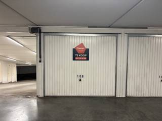  * Gesloten, ruime garagebox te koop op een centrale locatie (op 5 min. wandelen van het strand); * Gelegen op verdieping -2 van residentie Symfonie;...