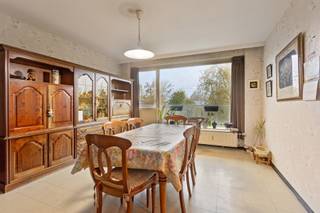 <p>Dit gezellige appartement op de eerste verdieping (lift aanwezig) biedt een ruime living met veel lichtinval, een ingerichte keuken en twee comfortabele slaapkamers. Daarnaast vindt u er ook een badkamer en een apart toilet. Het appartement beschikt over een groot terras van 12m², ideaal voor ontspanning, met een prachtig uitzicht op de omgeving.</p>
<p>Dankzij de ruime indeling en de centrale ligging is dit appartement perfect voor wie op zoek is naar comfort en rust, maar toch dichtbij alle voorzieningen wil wonen. Een perfect appartement voor wie op zoek is naar ruimte en licht! Plan snel een bezichtiging.</p>