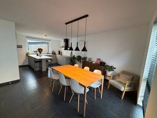 <p>Recente en instapklare stadswoning met groot terras in hartje Mechelen</p><p>Deze recente en instapklare woning is op zoek naar nieuwe eigenaars. Het huis staat in een rustig, vernieuwd deel van het centrum van Mechelen vlak bij het vernieuwde predikherenklooster en -kerk en de Tineltuin. Na enkele minuten wandelen ben je op de grote markt van Mechelen.</p><p>De woning biedt circa 120 m² bewoonbare oppervlakte, twee grote slaapkamers, een aparte bureauruimte, veel bergruimte en een aangenaam terras van 14 m². De recent vernieuwde keuken en badkamer maken de woning helemaal klaar voor haar nieuwe bewoners.</p><p>Wat zijn de troeven van dit pand?</p><p>• Centrale en toch rustige ligging in Mechelen.<br />• Circa 130 m² bewoonbare oppervlakte.<br />• Energiezuinige woning met EPC-label B (163 kwh).<br />• Nieuwe, luxueus uitgeruste keuken uit 2025.<br />• Twee ruime slaapkamers.<br />• Veel opbergruimte door ingemaakte kasten.<br />• Aparte bureauruimte en berging.<br />• Vernieuwde regendouche.<br />• Terras van 14 m².<br />• Overdekte fietsenstalling op de gemeenschappelijke binnenkoer.<br />• Er is voldoende parkeergelegenheid in de straat en een laadpaal voor de deur.<br />• E19 vlot bereikbaar.<br />• De akte kan nog in 2026 verlijden.</p><p>Wanneer kan ik dit bezoeken?</p><p>Bezoekmomenten zijn voorzien op donderdag 8 oktober, zaterdag 10 en zondag 11 oktober. Een afspraak kan je maken via deze link: https://calendly.com/lennarttobback/30min</p><p>Vragen?</p><p>Die kan je per mail opsturen naar .</p>