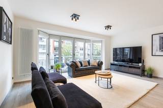 <strong>Knokke: Volledig gerenoveerd 2-slaapkamerappartement te koop met topligging aan de Lippenslaan.</strong><br /><br />In het centrum van Knokke bevindt zich dit volledig gerenoveerde en perfect instapklare appartement, gelegen in de Gulden-Vliesstraat 6 en met de leefruimtes die uitgeven op de Lippenslaan. Een ideale combinatie van een centrale ligging, hedendaags comfort en een kwalitatieve afwerking. Ook de Zeedijk en het strand zijn vlot bereikbaar.<br /><br /><strong>Indeling: </strong><br />Inkomhal, apart toilet, ruime en lichtrijke leefruimte, volledig uitgeruste open keuken met hoogwaardige materialen, praktische berging, stijlvolle badkamer met ligbad én inloopdouche, 2 volwaardige slaapkamers.<br /><br /><strong>Troeven: </strong>
<ul><li>Perfect instapklaar met hedendaagse en stijlvolle afwerking.</li><li>Topligging nabij winkels, restaurants, supermarkten.</li><li>Op wandelafstand van het strand.</li><li>Bovengrondse fietsenberging en een ruime privatieve kelderberging.</li><li>EPC-label A en elektriciteit is conform</li></ul>
Meer informatie? Contacteer Ayita op 0496 13 43 12 of via ayita@eraservimo.be