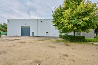 Ben jij op zoek naar een kantoorruimte op een centrale locatie op het industrieterrein in Peer? Dan hebben wij gevonden wat jij zoekt!<br /><br />INDELING:<br />- Ruime inkom met bureauruimte<br />- Aparte bureau<br />- Apart toilet<br />- Keuken<br /><br />TROEVEN:<br />- Parkeergelegenheden aan de voorzijde van het gebouw<br />- Afgesloten terrein met automatische poort<br /><br />LIGGING:<br />Het pand is gelegen op het industrieterrein van Peer met een gunstige verbinding naar de uitvalswegen.<br /><br />Meer weten? Contacteer ons en wij helpen je graag dichtblij verder!
