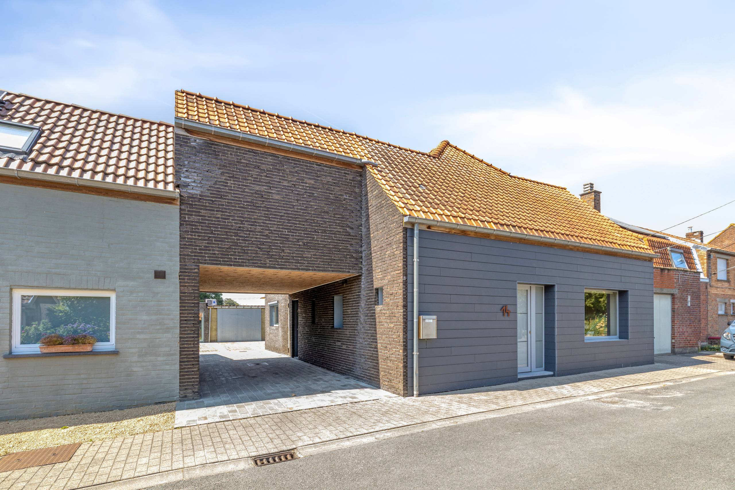 Gerenoveerde gezinswoning met diverse bijgebouwen - foto 1